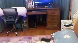 【69堂午夜视频】渣男半夜带好兄弟回家玩女友，在睡梦中的女友被拉起来强行3P，两根鸡吧轮流交替，插得白浆四溢