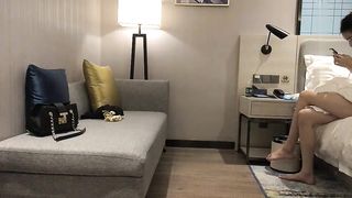 【69堂午夜视频】肤白貌美，抱起狂插，汗流浃背小伙暴力输出中途月经大出血只好作罢