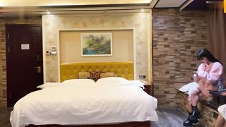 【69堂午夜视频】红粉少女上工挨操