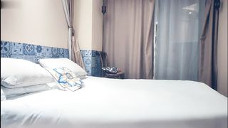 【69堂午夜视频】颜值比肩一线明星手上有纹身的学生妹，刚下海做爱稍显生涩