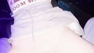 【69堂午夜视频】和偷操半年的亲妹妹在KTV激情开操年纪小就是听话，这骚叫声也是没谁了，骨子里的贱货