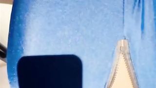 【69堂午夜视频】哄骗妹妹闺蜜出来逛街买衣服，商场里大庭广众下就抠逼