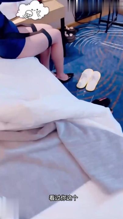 【69堂午夜视频】哄骗妹妹闺蜜出来逛街买衣服，商场里大庭广众下就抠逼