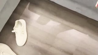 【69堂午夜视频】在好利来上班的姐姐抵挡不住我的纠缠，大姨妈期间让她穿上工装，先灌肠清洗然后爆菊肛射！不停说快被我弄的爽死了