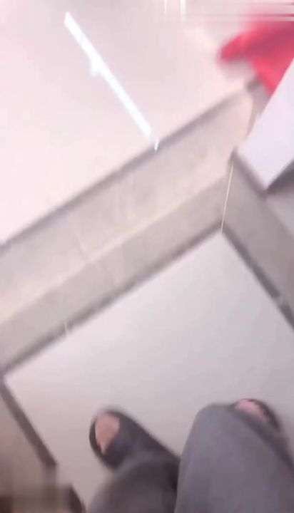 【69堂午夜视频】强奸醉酒的妹妹，本来以为她有男友了已经不是处女想着偷偷操一操妹妹