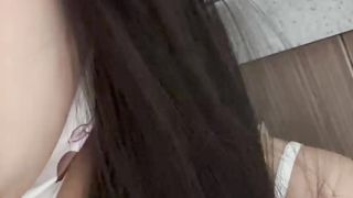 【69堂午夜视频】手握着哥哥的鸡巴不让他走，继续舔舐着哥哥的蛋蛋，哥哥估计被我的嘴巴留住了