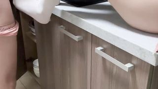 【69堂午夜视频】手握着哥哥的鸡巴不让他走，继续舔舐着哥哥的蛋蛋，哥哥估计被我的嘴巴留住了