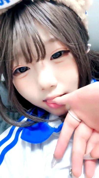 【69堂午夜视频】白丝露脸乖巧学妹镜头前发骚给狼友叫爸爸，揉奶玩逼跳蛋塞里面自慰，自己把骚逼抠喷了，浪叫呻吟表情好骚啊