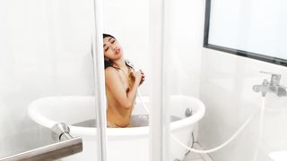 【69堂午夜视频】Bunni又一次在浴室失禁？还潮吹？直接花洒摄影师