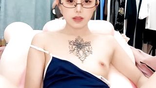 【69堂午夜视频】带个眼镜的气质宝贝，还有性感的纹身全程露脸揉着奶子让炮击抽插骚穴，浪叫呻吟表情好骚，自己抠到性高潮