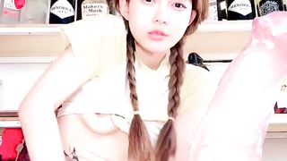 【69堂午夜视频】年纪不大逼逼很大，全程露脸激情大秀，拳交骚穴玩弄大号道具，撕开骚逼一插到底，表情狰狞刺激，精彩别错过