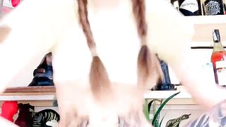 【69堂午夜视频】年纪不大逼逼很大，全程露脸激情大秀，拳交骚穴玩弄大号道具，撕开骚逼一插到底，表情狰狞刺激，精彩别错过