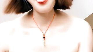 【69堂午夜视频】披肩短发全程露脸轻熟女小少妇的诱惑，听狼友指挥展示，揉奶玩逼跳蛋塞里面自慰呻吟，道具抽插撅着屁股求草