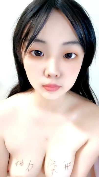 【69堂午夜视频】无毛白虎风骚小妹让好大哥草她都写奶子上了，全程露脸激情大秀，揉奶抠逼道具抽插，高潮冒白浆浪叫呻吟不止