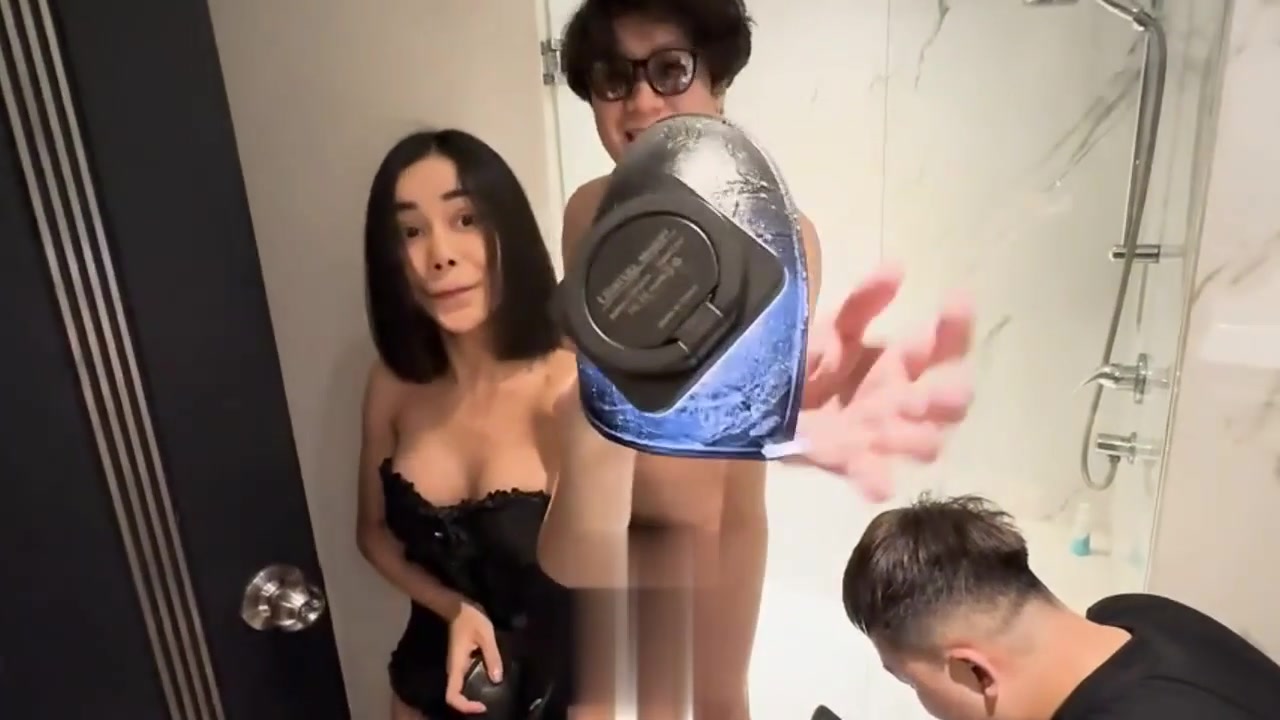 【69堂午夜视频】曼谷直击NTR 街头打包短发巨乳妹回家 在原配面前上演活春宫