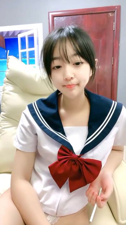 【69堂午夜视频】清纯乖巧邻家妹妹新买的学生制服，穿上给大家看，撩起里面穿着连体内裤，掰开粉穴特写，手指扣入表情很享受