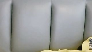 【69堂午夜视频】漂亮眼镜短发呆萌妹妞，刚播不久白嫩美乳，说话文静全裸诱惑，翘起美臀对着镜头，掰开多毛小穴，骚逼还挺粉嫩