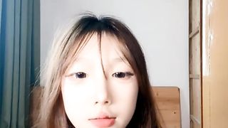 【69堂午夜视频】逼逼粉嫩纯情的小美女一个人直播诱惑狼友，逼毛没几根特写展示好刺激，跟狼友撩骚互动展示诱惑小舞蹈好骚啊