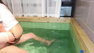 【69堂午夜视频】野性大叔PUA制服清纯学生妹 玩点刺激的浴池啪啪各种无套猛操