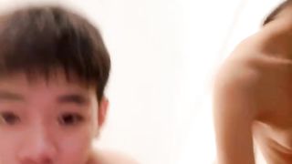 黑蜘蛛小骚妹全程露脸跟小哥在电竞酒店激情啪啪，让小哥无套爆草浪叫呻吟表情好骚，射在奶子上让小哥舔逼