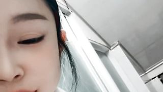 【69堂午夜视频】一个北京妹妹精彩小秀露脸直播，跟狼友互动撩骚揉奶玩逼，跳蛋塞里面自慰抽插，站着喷水了好骚精彩又刺激