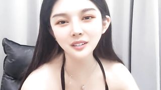 【69堂午夜视频】丝袜露脸无毛逼穿着情趣装诱惑狼友的小少妇，淫声荡语互动撩骚揉奶玩逼道具自慰呻吟，精彩刺激不要错过真嗨