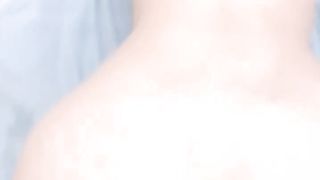 喂不饱的小妖精全程露脸跟大哥玩3P，让两哥轮流爆草干尿了，深喉口交大鸡巴多体位爆草蹂躏，骚穴特写好刺激