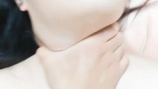 我的母狗妹妹乖巧听话让小哥在镜头前玩弄调教，深喉口交大鸡巴无套插入骚逼，各种体位爆草，口爆吞精真刺激