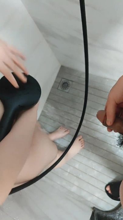 我的母狗妹妹乖巧听话让小哥在镜头前玩弄调教，深喉口交大鸡巴无套插入骚逼，各种体位爆草，口爆吞精真刺激