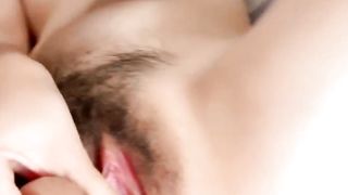 【69堂午夜视频】荔枝茶茶睡前发骚，全程露脸性感吊带听狼友指挥脱光光，揉奶玩逼按摩棒自慰阴蒂，道具抽插骚逼高潮冒白浆