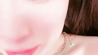 【69堂午夜视频】超级模特苗条好身材，粉红嘴唇，多角度特写粉红鲍鱼，自己尝尝自己淫水