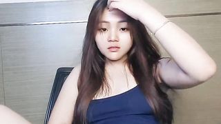 【69堂午夜视频】逼逼很肥的小少妇，全程露脸大秀直播，自己揉着奶子享受炮击抽插骚穴，跳蛋塞逼里自慰高潮冒白浆精彩又刺激