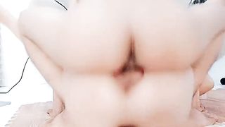 露脸骚人妻跟小哥激情啪啪直播，三通少妇玩的好嗨，吃奶舔逼抠的她浪叫不止，深喉草嘴干骚穴爆菊花高潮冒白浆