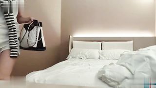 【69堂午夜视频】刚开始有点抗拒但架不住妹妹软磨硬泡，见到后便改变了主意，谁能拒绝一位19岁的清纯可爱小姑娘呢