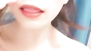 哺乳期的妈妈奶水真足，小逼还是嫩嫩的，白丝情趣挤奶玩逼，特写展示给狼友看，淫声荡语不断尿尿刺激别错过