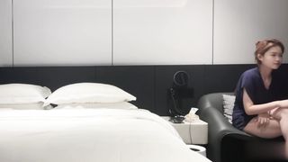 【69堂午夜视频】女上位的时候还让我不要动，她要自己来，最后给她搞得捂着肚子缓半天，下面也搞破皮了