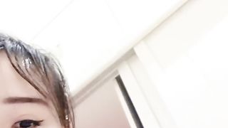 【69堂午夜视频】性感白皙皮肤美少妇，卧室中露脸道具自慰，特写超嫩粉穴，淫水很多大香蕉自慰