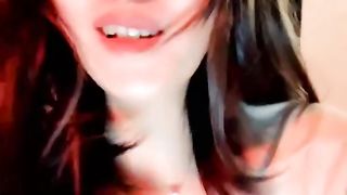 成熟又有韵味的极品少妇，全程露脸在狼友的调教下漏出骚奶子揉捏，跳蛋塞逼里抽插自慰淫水多多，浪叫不止