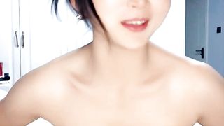 【69堂午夜视频】颜值不错的小少妇跟大哥激情啪啪，口活棒棒哒深喉舔弄大鸡巴，激情上位让大哥吃奶抠逼无套爆草内射中出好骚