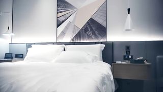 【69堂午夜视频】高价约极品外围，美艳动人，女神一对豪乳诱人，激情啪啪猛操