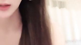 【69堂午夜视频】高挑御姐范妹子，黑丝大长腿，珍珠内裤只能遮住一线天，道具自慰，插嘴又插穴