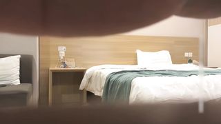 【69堂午夜视频】小背心牛仔裤，我胸很大你记住，手速快骑术好，我逼很骚不要跑