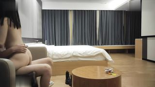 【69堂午夜视频】一个娇小可爱的小萝莉，刚下海什么都不会，重在听话让干嘛就干嘛，直接抱起来干她