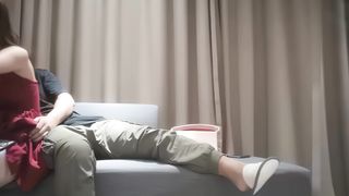 【69堂午夜视频】一身红裙极妩媚，抽烟姿势很潇洒