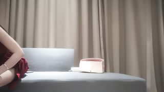 【69堂午夜视频】一身红裙极妩媚，抽烟姿势很潇洒