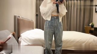 【69堂午夜视频】性格活泼开朗，臀部丰满后入撞击非常爽