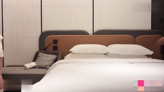 【69堂午夜视频】还是个包子逼，小穴骚毛稀疏又粉嫩，一看就知道挨操经验不多，操得她国粹不断，眼神迷离