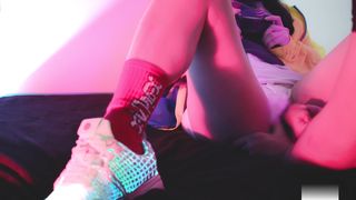 【69堂午夜视频】沉迷游戏的少女被爸爸的大鸡巴狠狠体罚