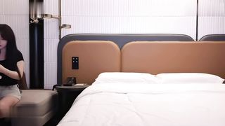 【69堂午夜视频】穿的齐逼小短裤来，口活挺好就是不太配合，才干没多久就催我说她受不了