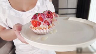 【69堂午夜视频】裸体围裙白网袜女友的嫩穴诱惑